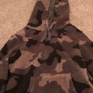 camo fluffy sweatshirt w/ thick strings + pocket